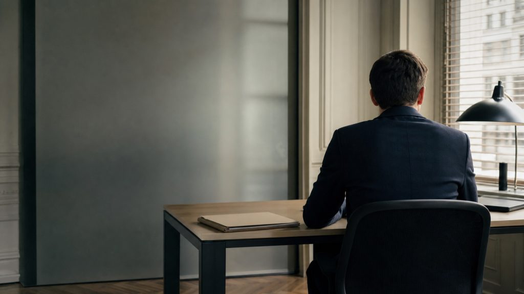 Analyste des services de renseignement français vu de dos dans un bureau sobre, illustrant la rémunération et l’évolution de carrière à la DGSI